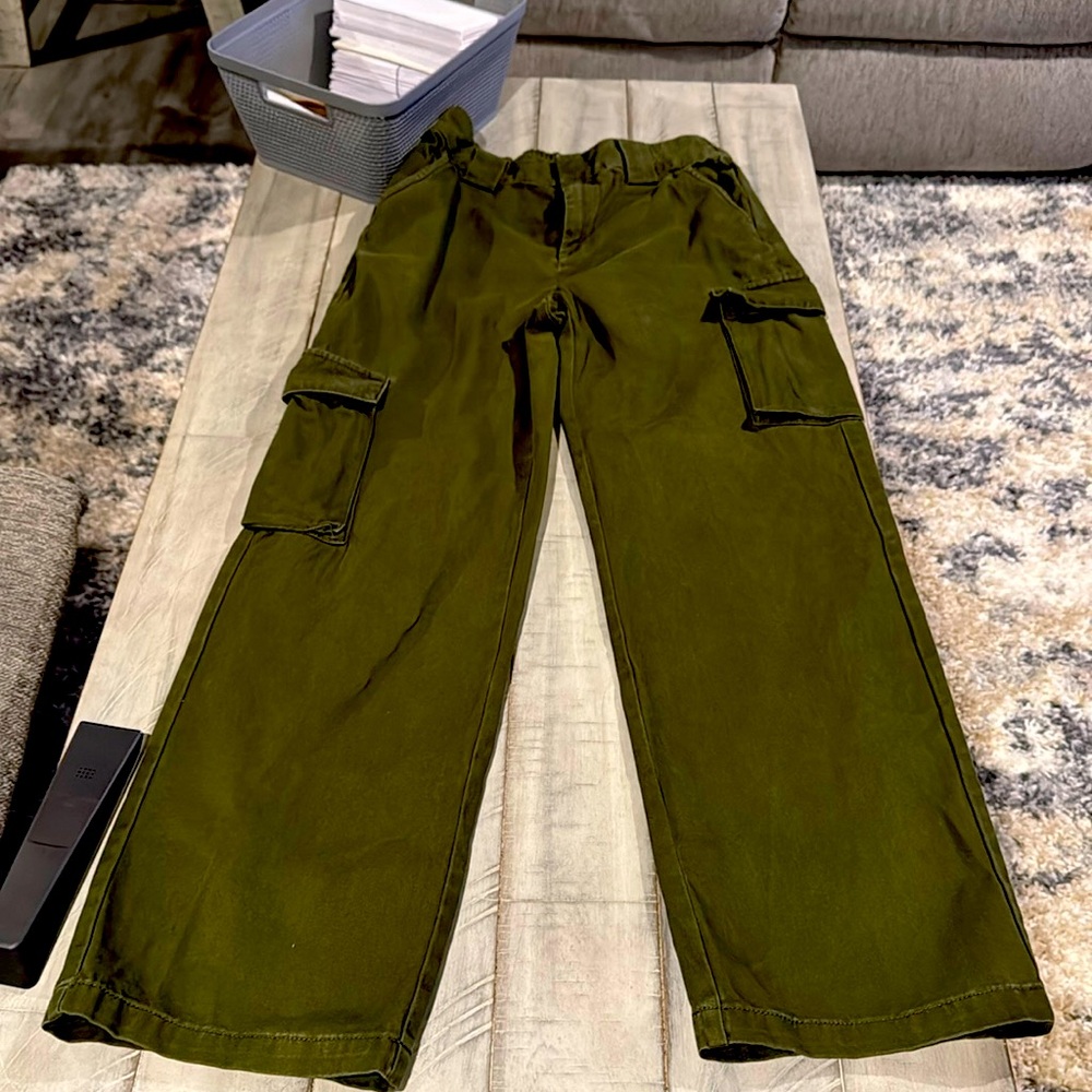 Aritzia TNA cargo pants in an army green.